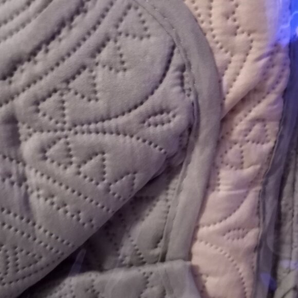 New. 'Camille Collection' Reversible Armchair Protector Scalloped edge - Picture 5 of 8